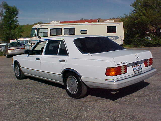 1990 White Mercedes-Benz 300-Series Sedan