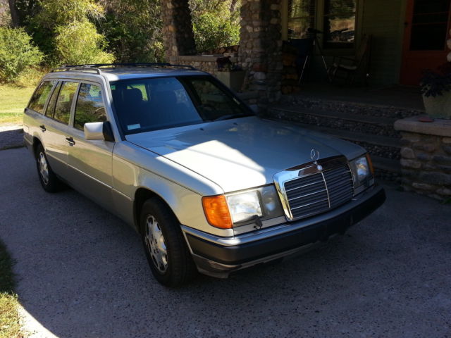 1990 Silver Mercedes-Benz 300-Series Wagon