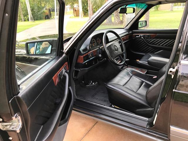 1990 Black Mercedes-Benz 560-Class 560 SEL --