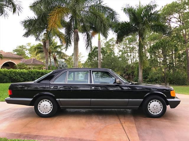 1990 Black Mercedes-Benz 560-Class 560 SEL --
