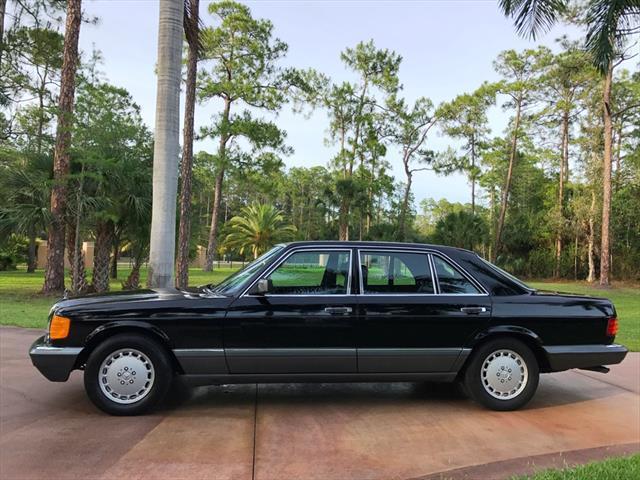 1990 Black Mercedes-Benz 560-Class 560 SEL --