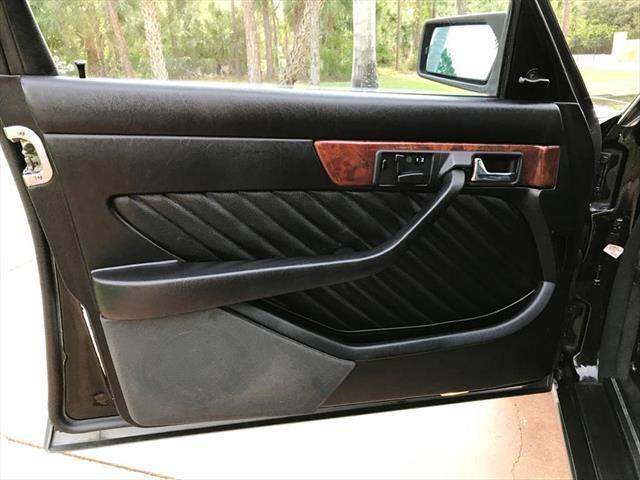 1990 Black Mercedes-Benz 560-Class 560 SEL --
