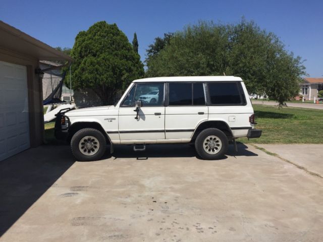 1990 White Mitsubishi Montero