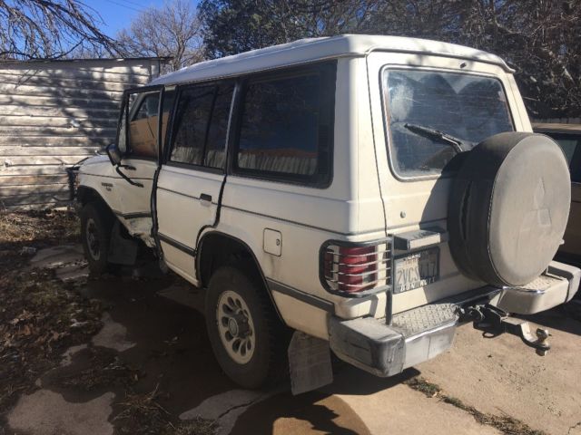 1990 White Mitsubishi Montero