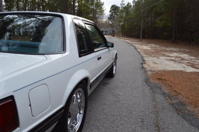 1990 White Ford Mustang Coupe