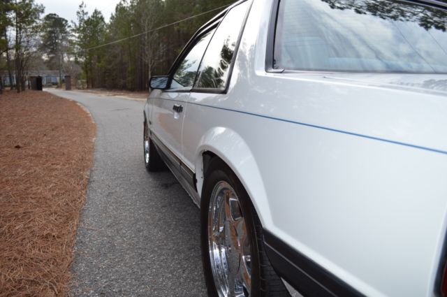 1990 White Ford Mustang Coupe