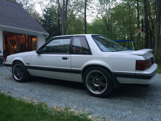 1990 White Ford Mustang Coupe