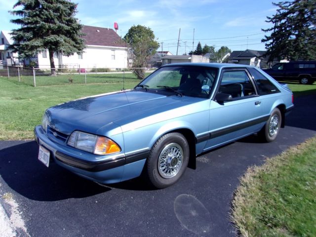 1990 pacific blue Ford Mustang Hatchback