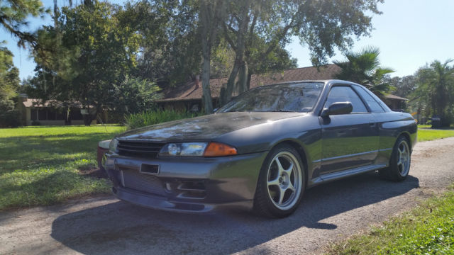 1990 Gunmetal Nissan GT-R Coupe
