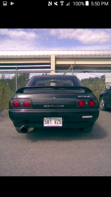 1990 Black-Gray Nissan GT-R 4-DOORS