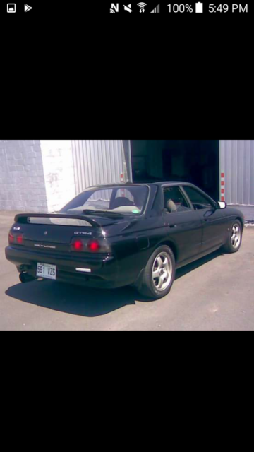 1990 Black-Gray Nissan GT-R 4-DOORS