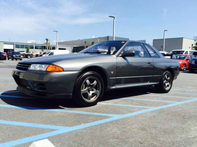 1990 Gunmetal Nissan GT-R Coupe