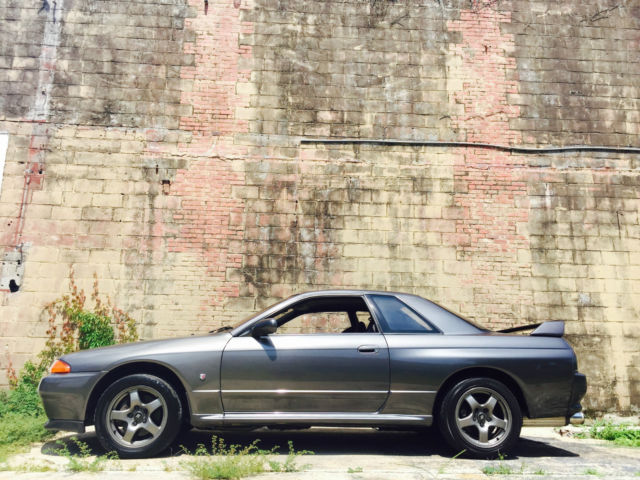 1990 Gunmetal Nissan GT-R Coupe