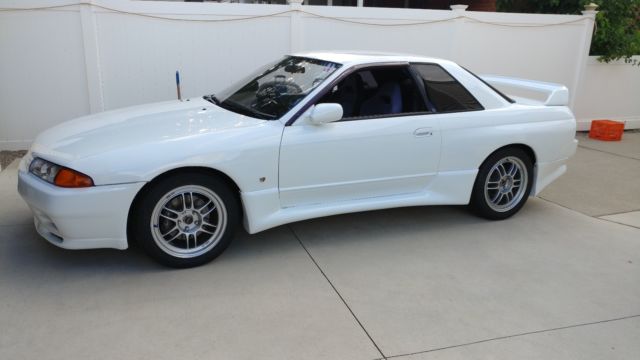 1990 White Nissan GT-R