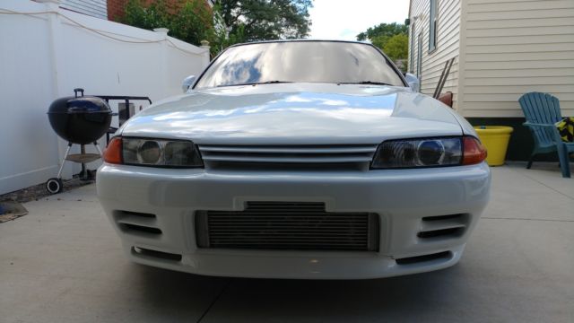 1990 White Nissan GT-R