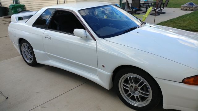 1990 White Nissan GT-R