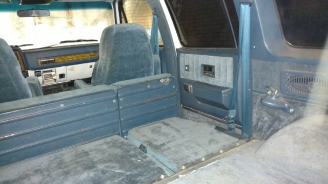 1990 Blue/white Chevrolet Suburban