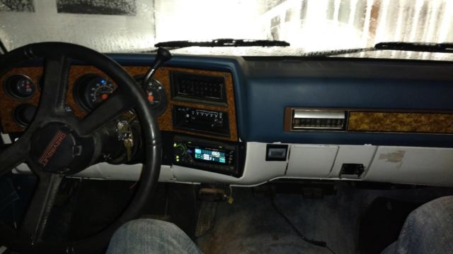 1990 Blue/white Chevrolet Suburban
