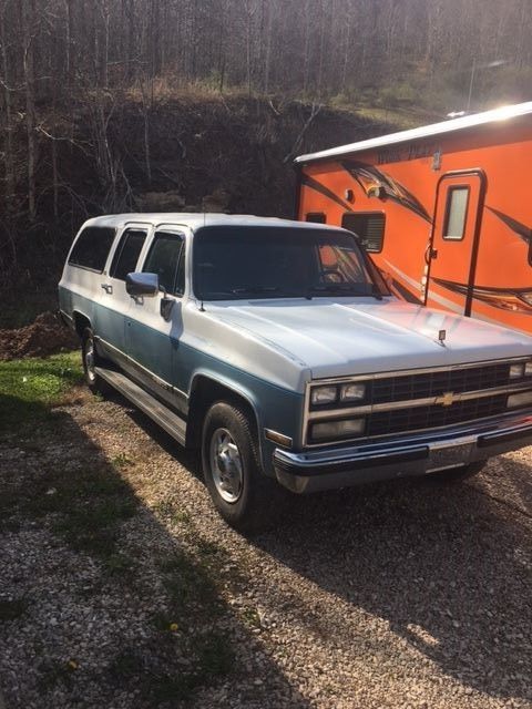 1990 White Chevrolet Suburban SUV