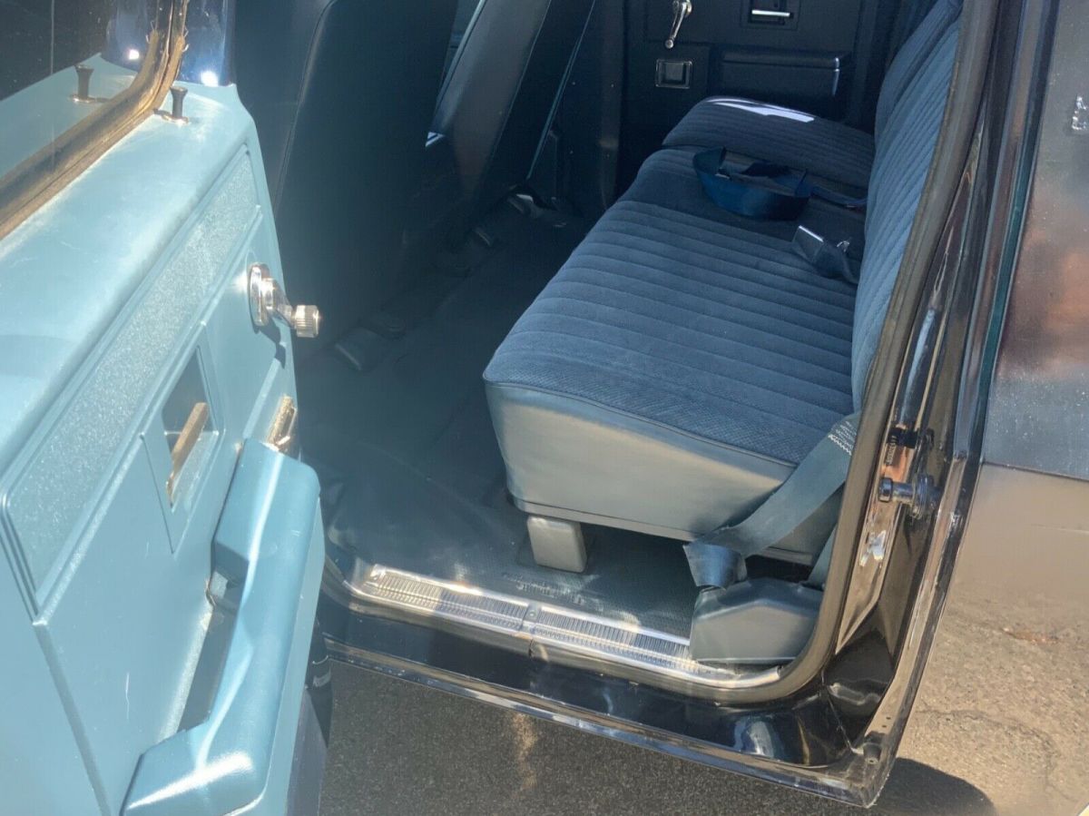 1990 Blue Chevrolet Suburban SUV