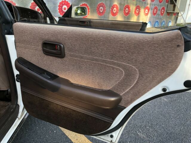 1990 White Toyota Mark 2 Sedan