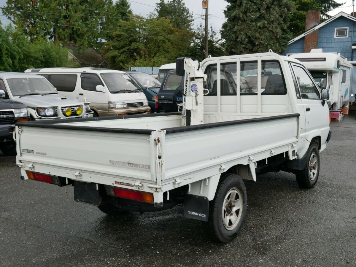 1990 White Toyota Town Ace