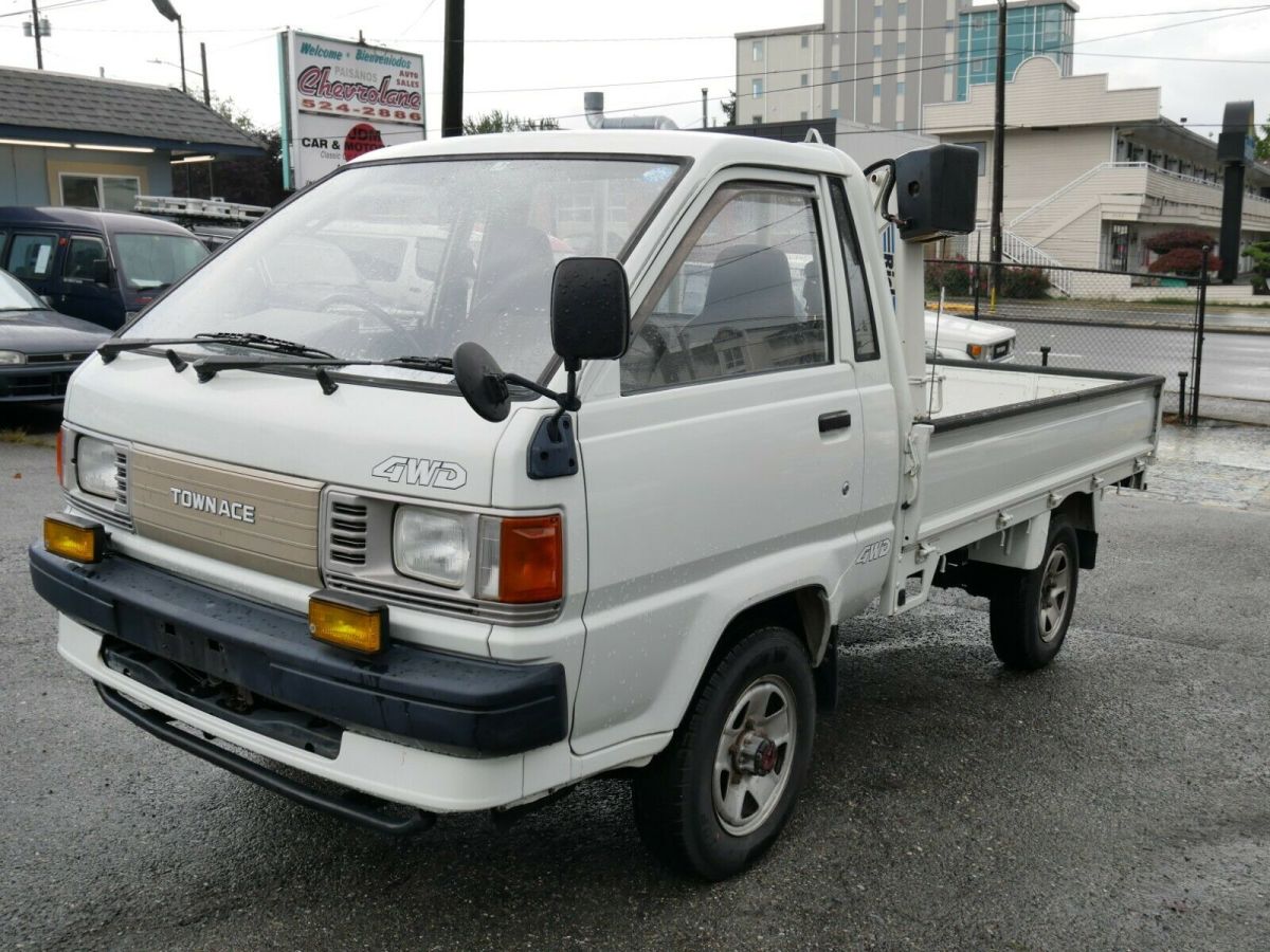 1990 White Toyota Town Ace