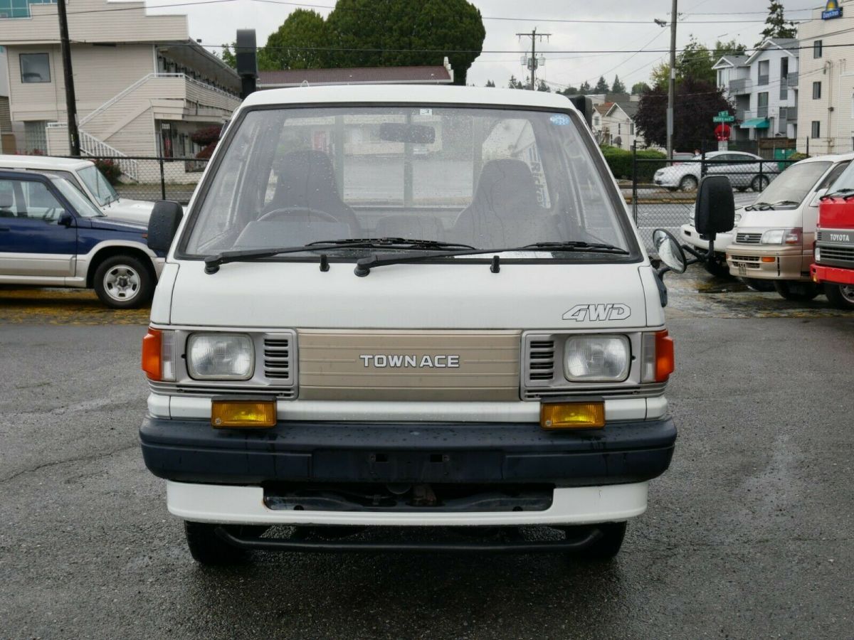 1990 White Toyota Town Ace