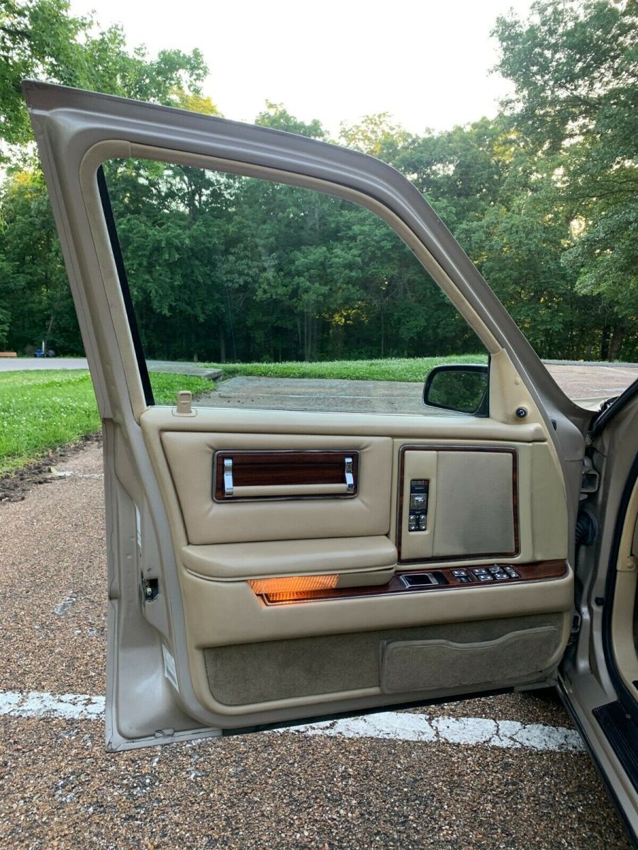 1991 Tan Chrysler Imperial Sedan