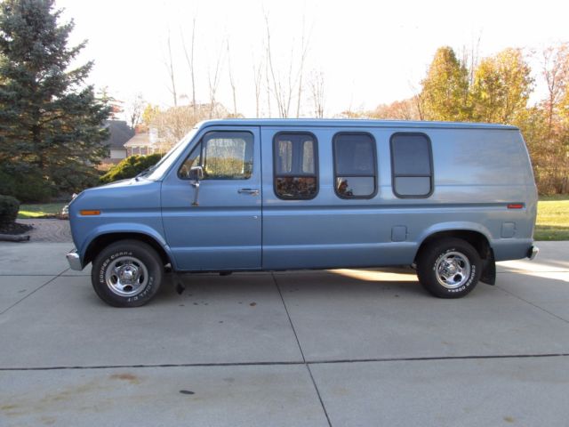 1991 Blue Ford E-Series Van Standard Passenger Van