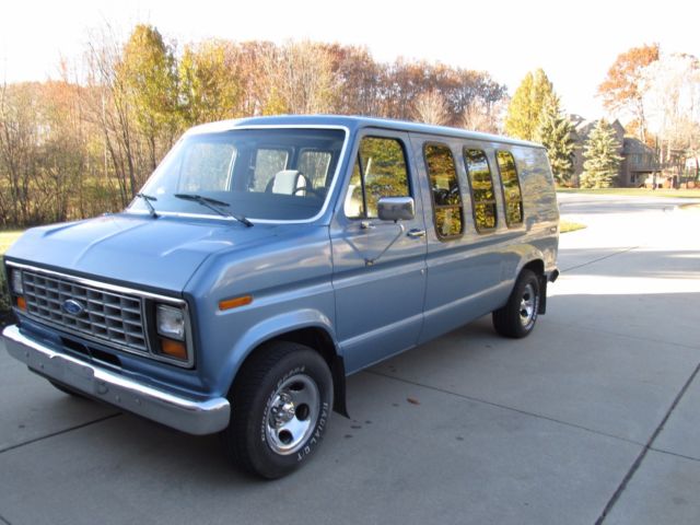 1991 Blue Ford E-Series Van Standard Passenger Van