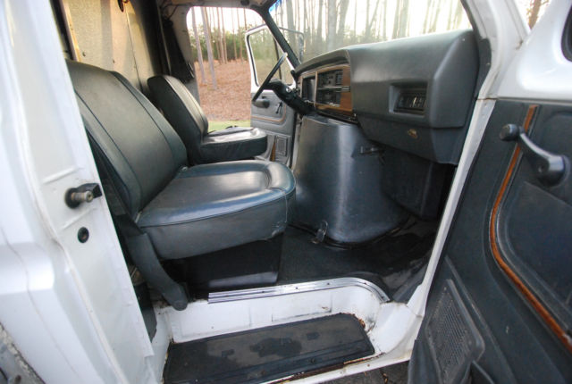 1991 White Ford E-Series Van box van