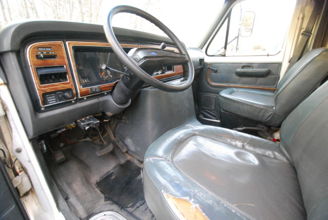 1991 White Ford E-Series Van box van