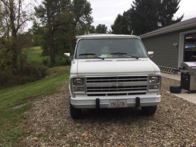 1991 White Chevrolet G30 Van Cargo van
