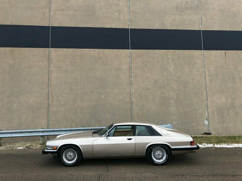 1991 Gold Jaguar XJ8 --