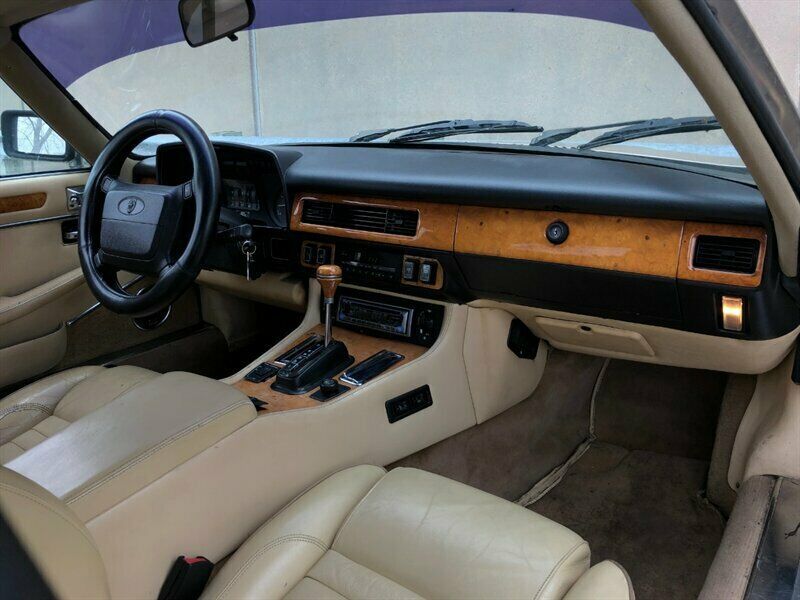 1991 Gold Jaguar XJ8 --