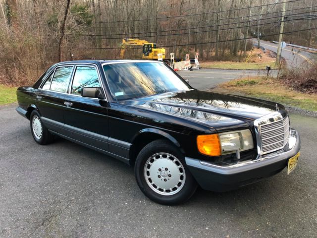 1991 Black Mercedes-Benz 300-Series Sedan