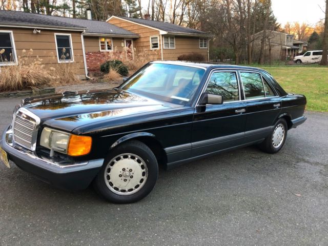 1991 Black Mercedes-Benz 300-Series Sedan