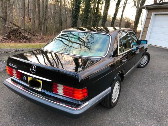 1991 Black Mercedes-Benz 300-Series Sedan