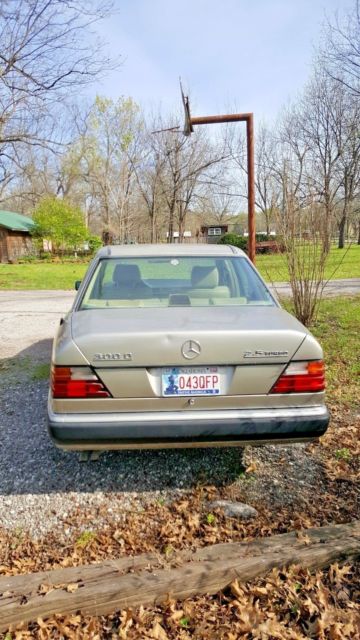 1991 Gold Mercedes-Benz 300-Series