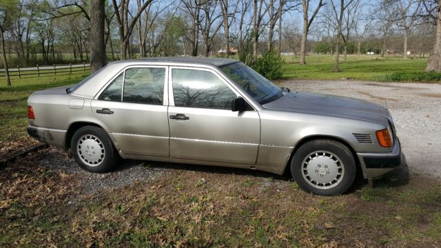 1991 Gold Mercedes-Benz 300-Series