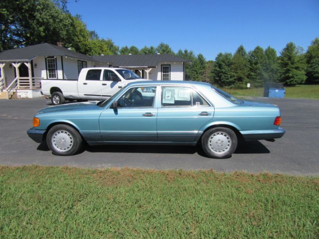 1991 Blue Mercedes-Benz 300-Series Sedan