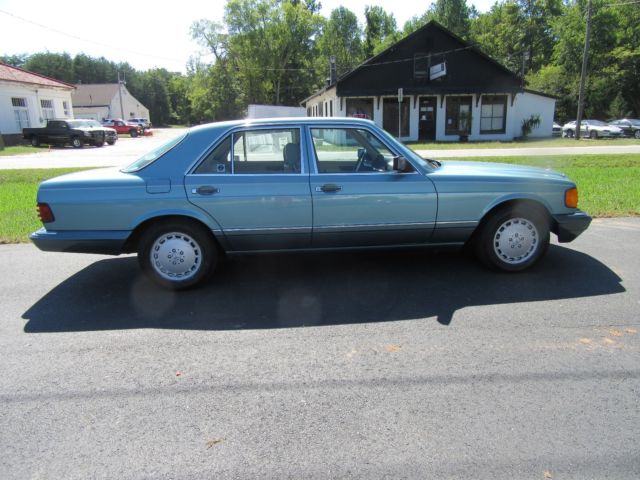 1991 Blue Mercedes-Benz 300-Series Sedan