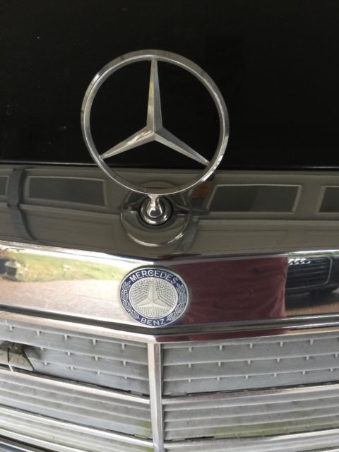 1991 Black Mercedes-Benz 500-Series Sedan