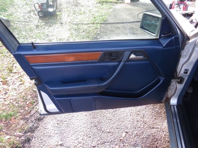 1991 Silver Mercedes-Benz 300-Series Sedan