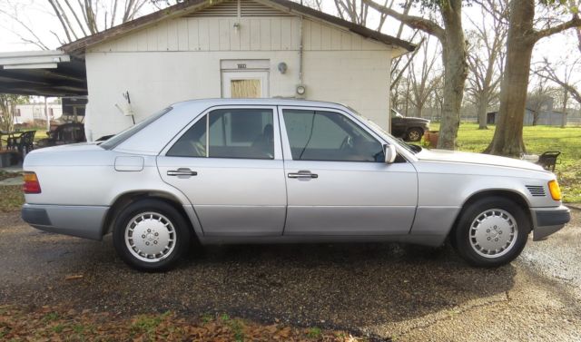 1991 Silver Mercedes-Benz 300-Series Sedan