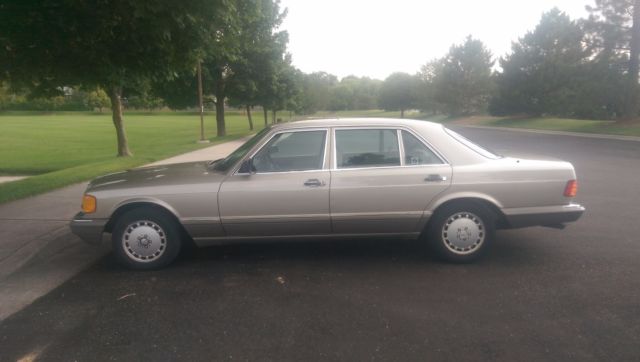 1991 Gray Mercedes-Benz 400-Series Sedan