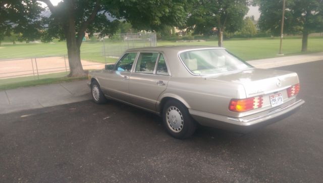 1991 Gray Mercedes-Benz 400-Series Sedan