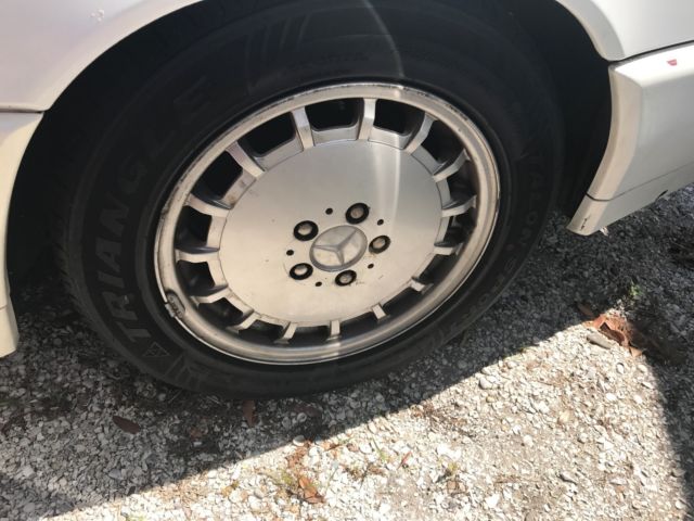 1991 White Mercedes-Benz 500-Series Convertible