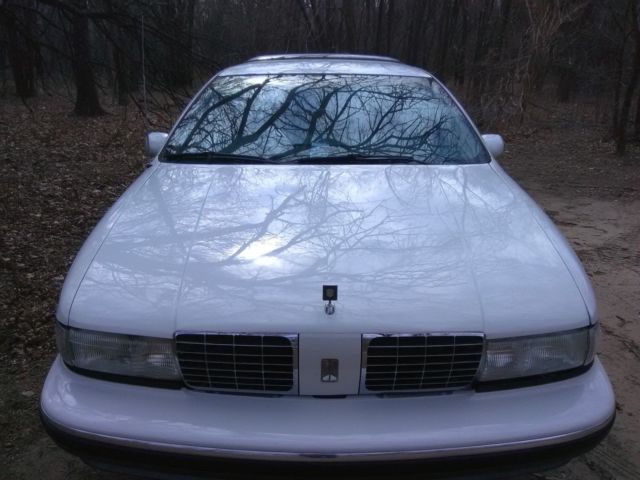 1991 White Oldsmobile Custom Cruiser